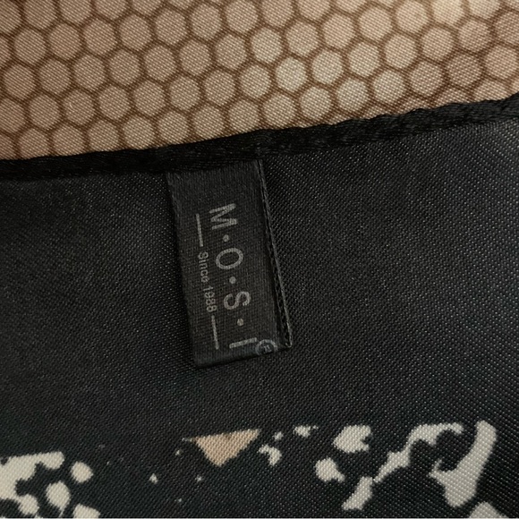 Ladies M.O.S.I. Silky scarf!  36” square!  Snake print design! - Picture 4 of 5